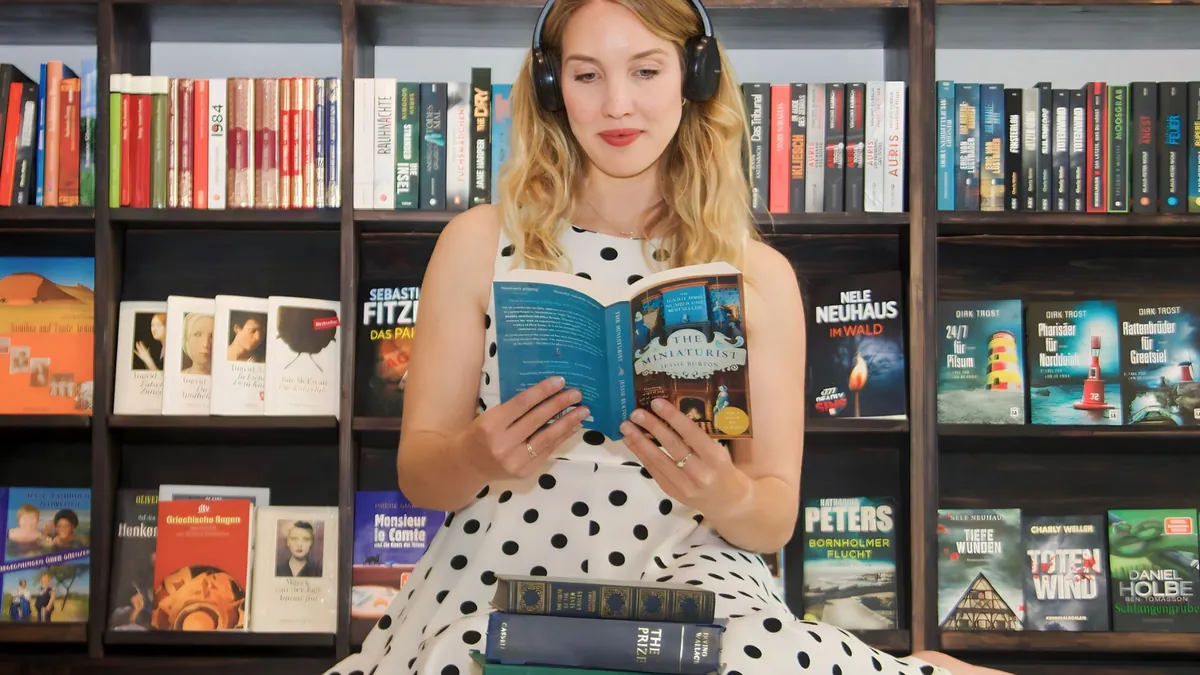 Jana Marie Backhaus-Tors liest in einem Buchladen