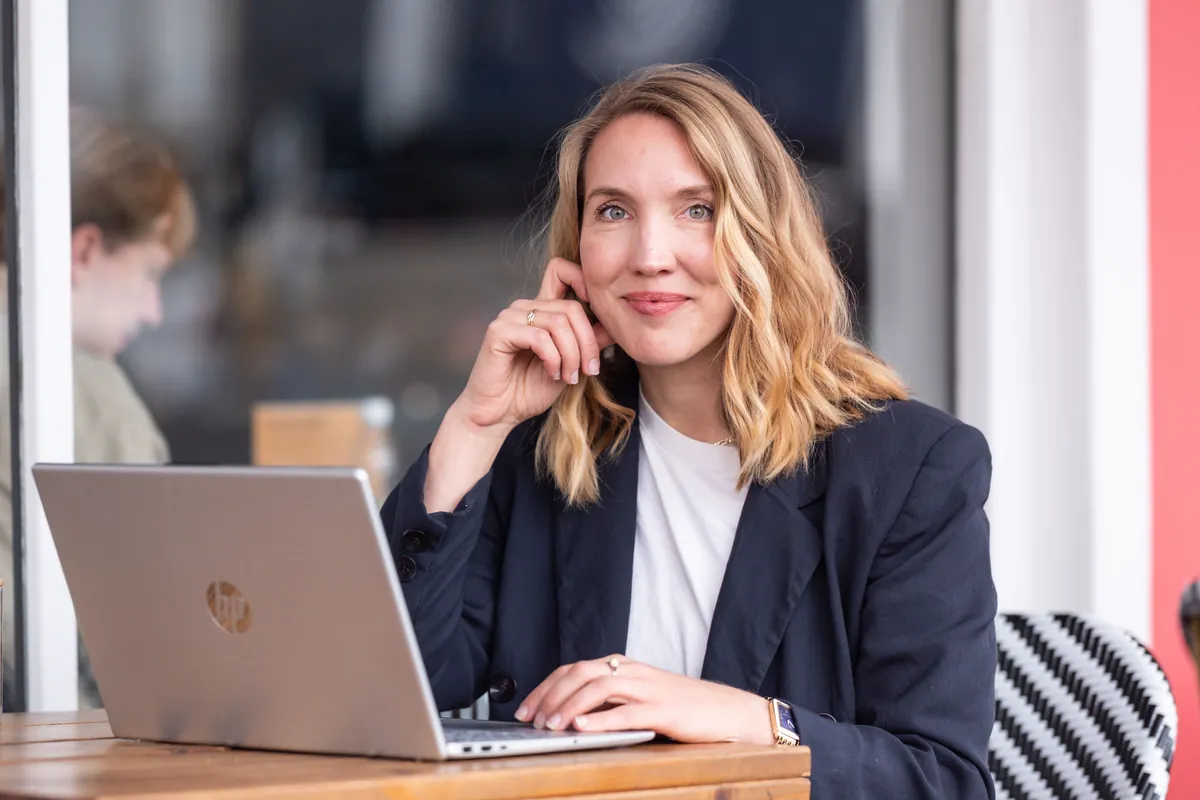 Jana Marie Backhaus-Tors mit Laptop in einem Café