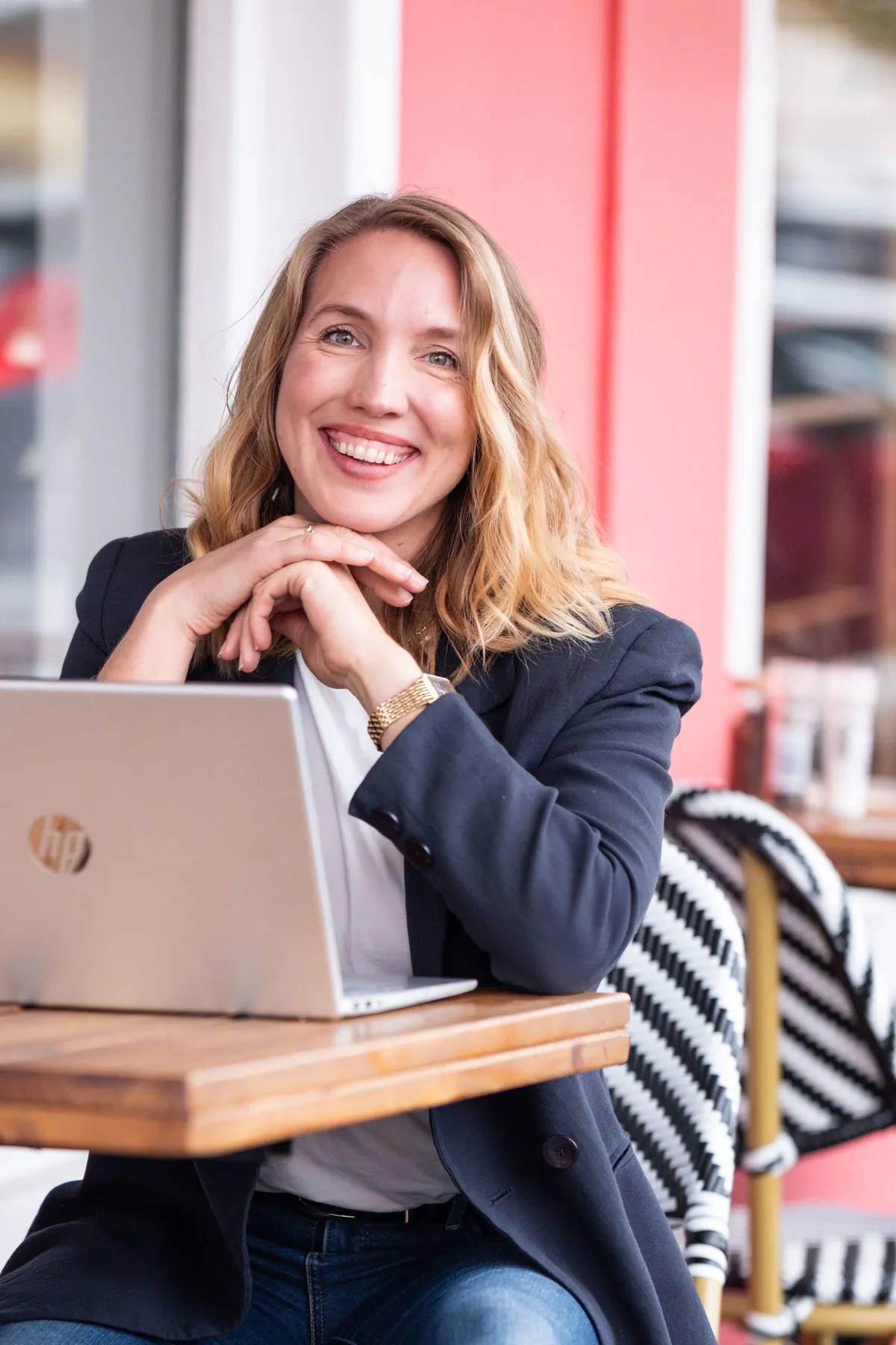 Jana Marie Backhaus-Tors am Laptop