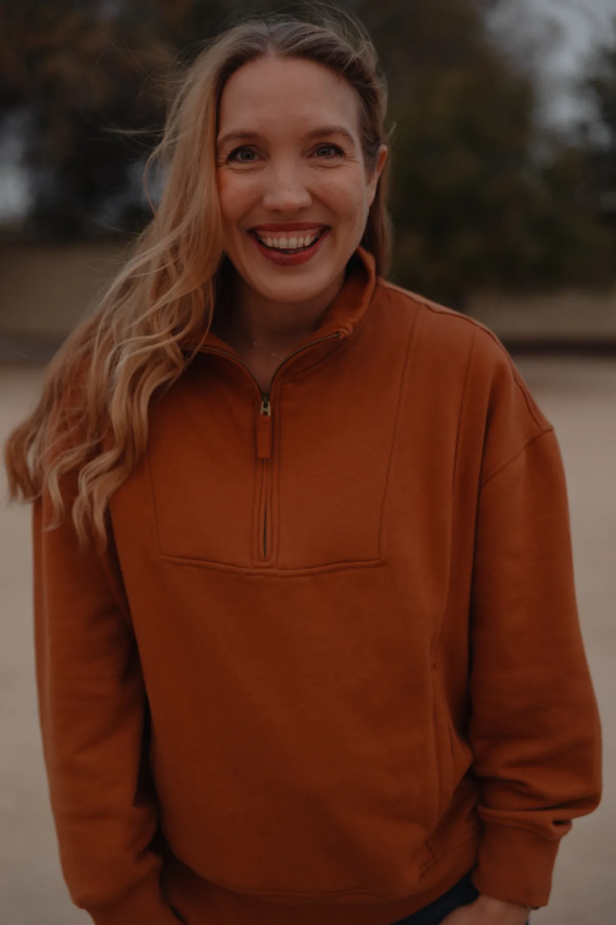Porträt von Jana Marie Backhaus-Tors im orangefarbenen Pullover