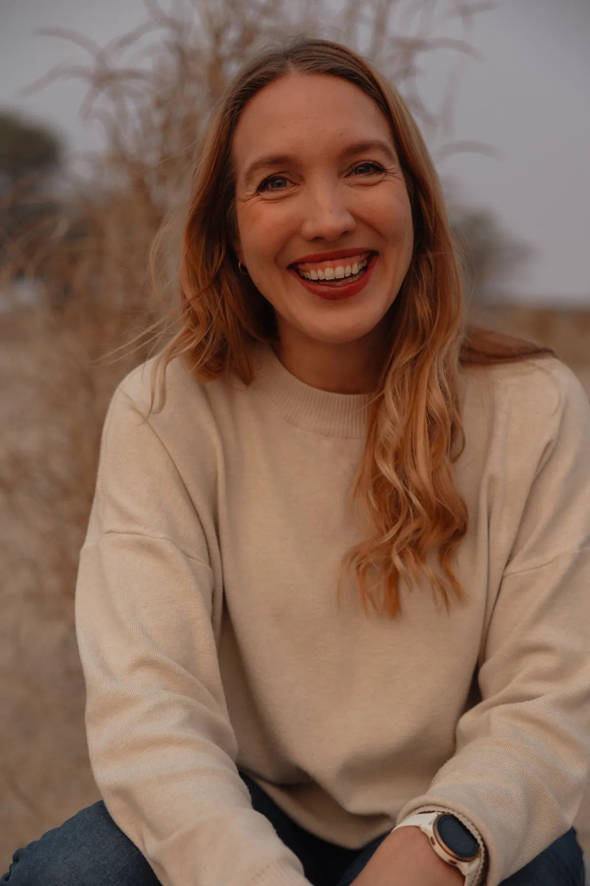 Porträt von Jana Marie Backhaus-Tors im hellen Pullover