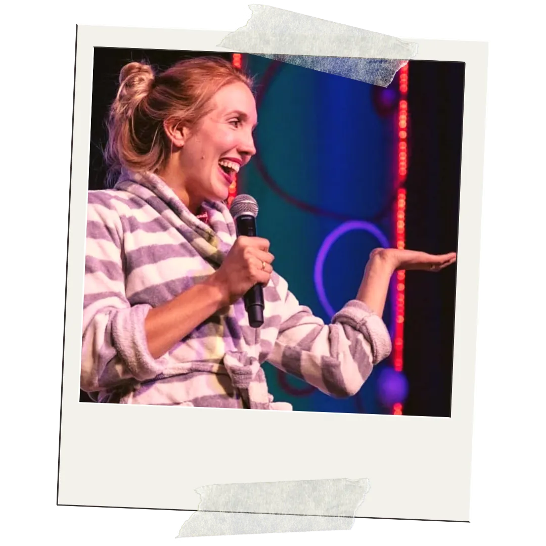 Jana Marie Backhaus-Tors moderiert auf einer Bühne