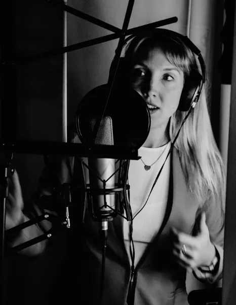 Jana Marie Backhaus-Tors in ihrer Sprecherkabine