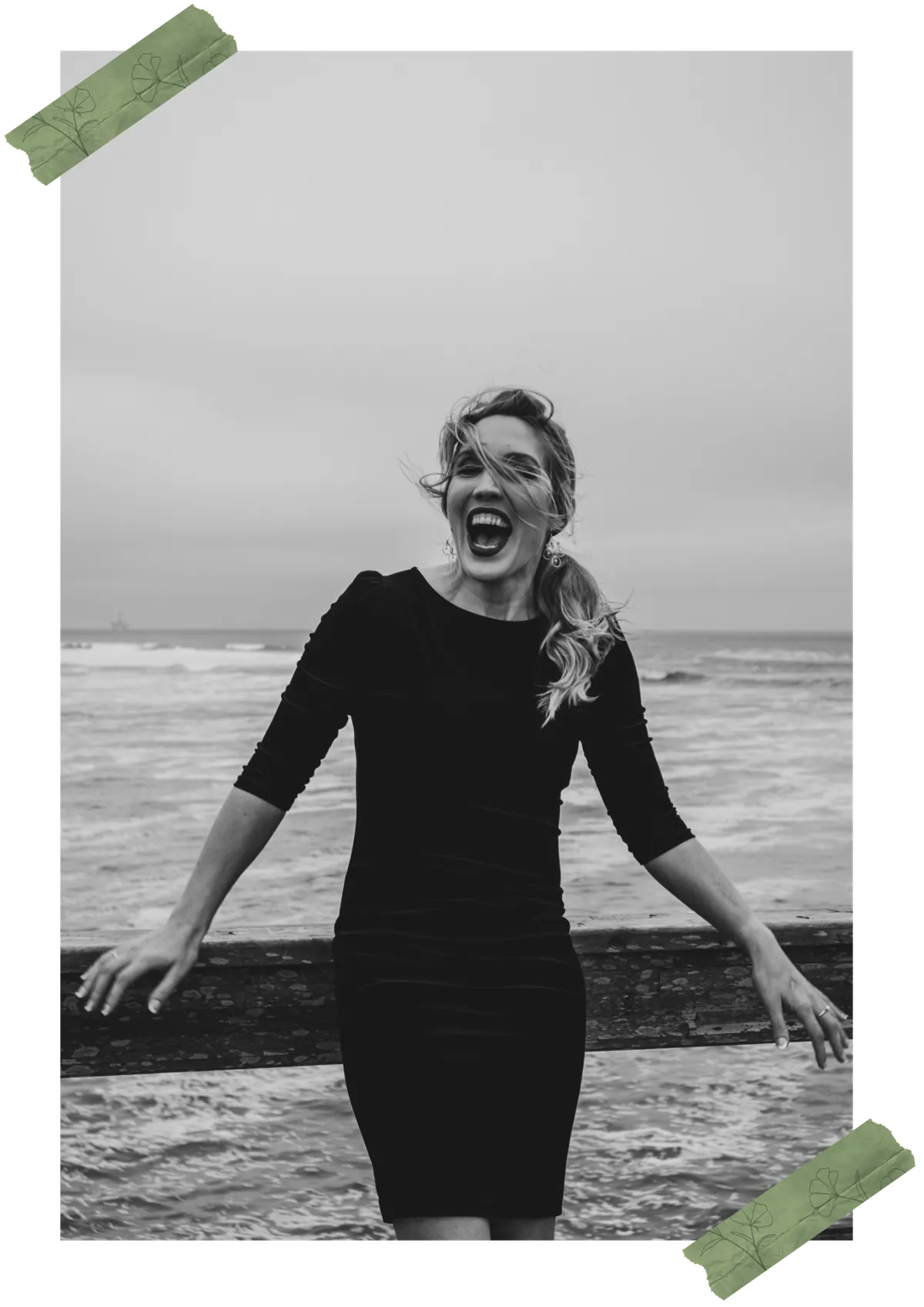 Jana Marie Backhaus-Tors lachend auf der Jetty in Swakopmund, Schwarz-Weiß