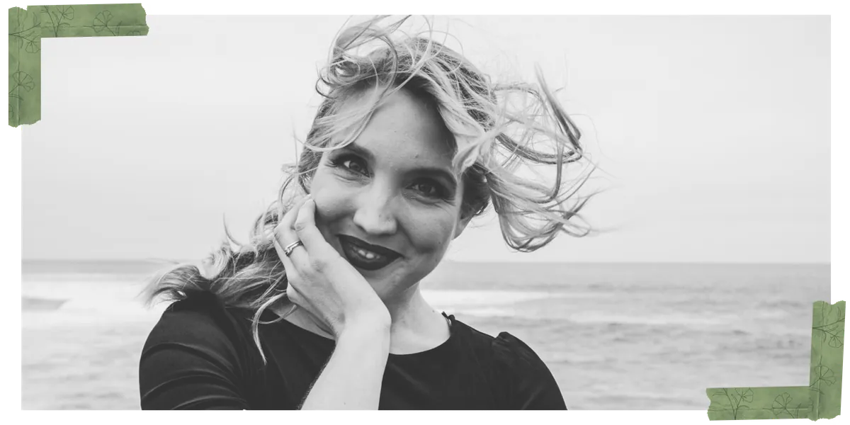 Jana Marie Backhaus-Tors am Meer, Schwarz-Weiß