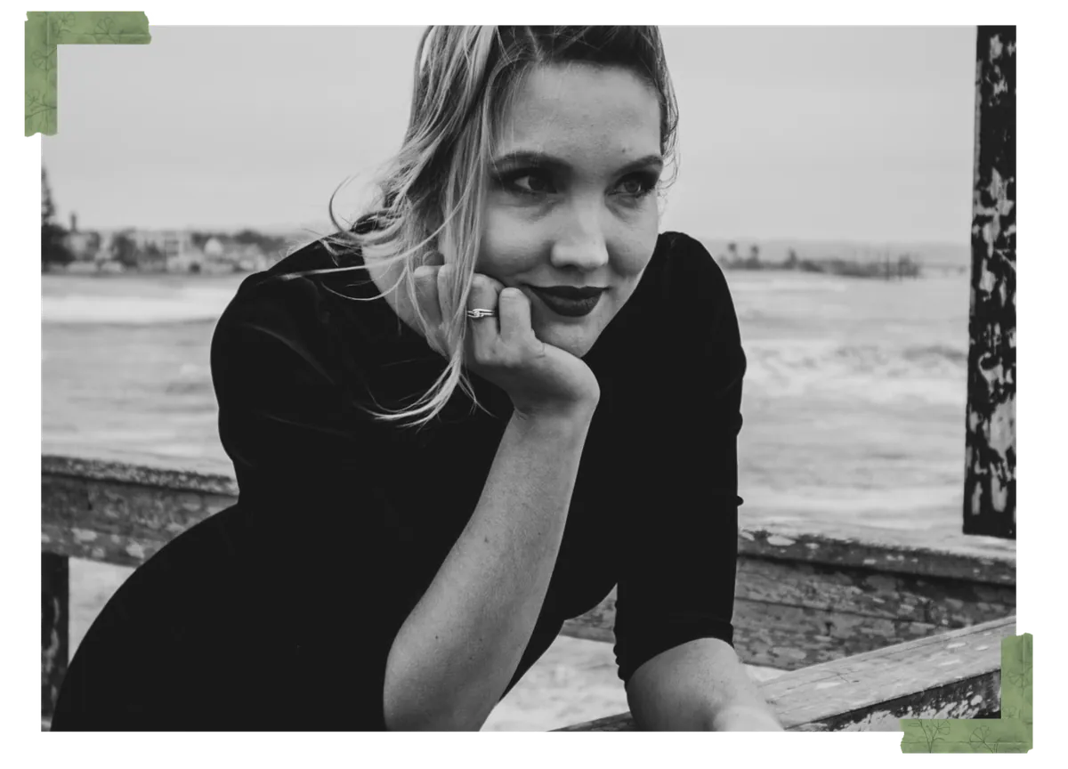 Jana Marie Backhaus-Tors am Meer, Schwarz-Weiß